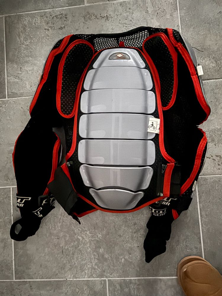 colete integral e capacete motocross