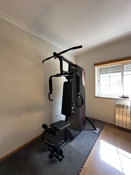 Aparelho de carga guiada de musculação