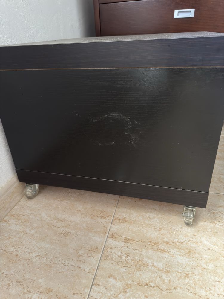 Móvel preto com rodas