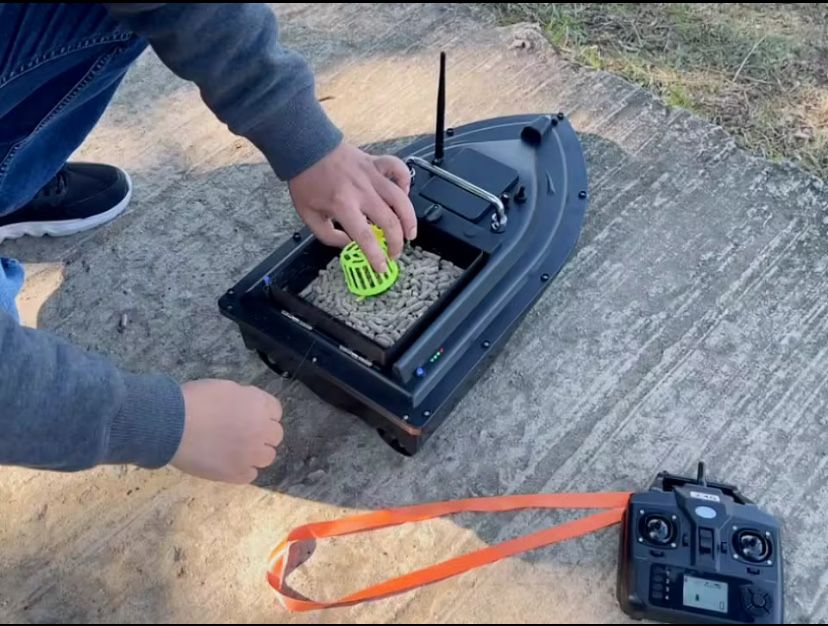 Кораблик для риболовлі радіокерований Stenson Q7 D16B NEW