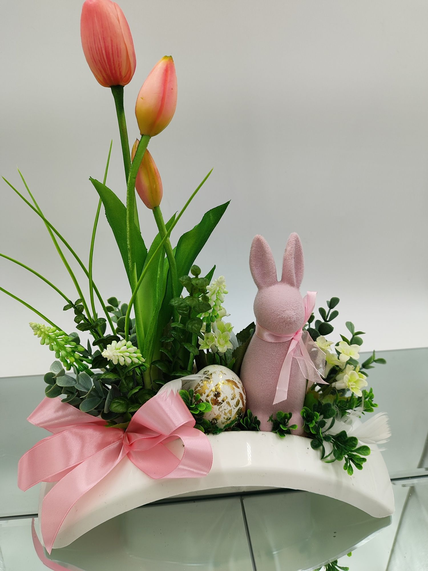 Stroik świąteczny na Wielkanoc z zajączkiem flokowanym tulipany gumowe