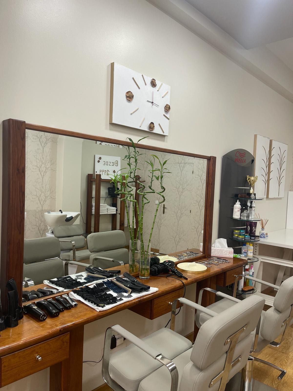 Mesa e espelho para barbeiro/cabeleireiro