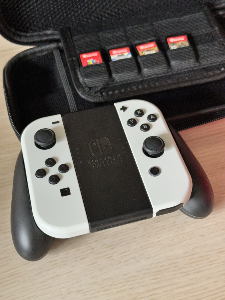 Nintendo Switch OLED biały + 4 gry na kartridżach + etui. Stan idealny
