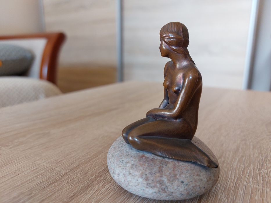 Figurka kobiety z brązu