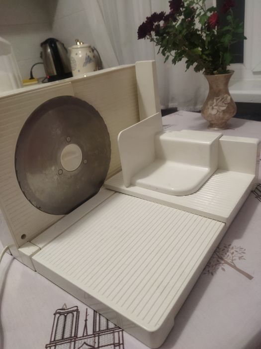 Хліборізка. ,м'ясо, овочерізка електрична , майже нова .Рівне.