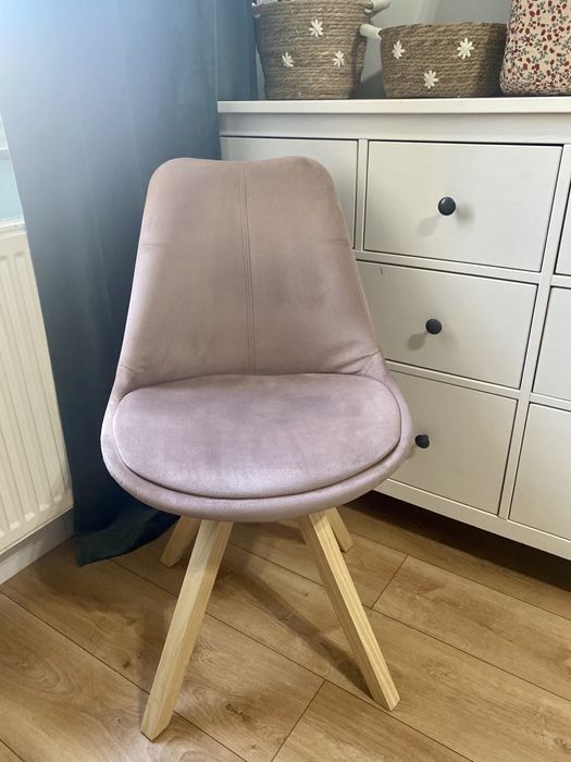 Różowe krzesło tapicerowane z aksamitnym welurem Actona