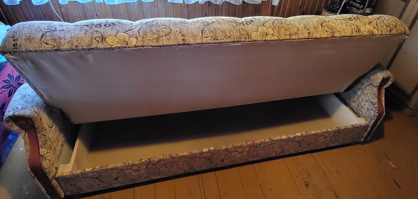 Wersalka  w kolorach beżu .Nowa