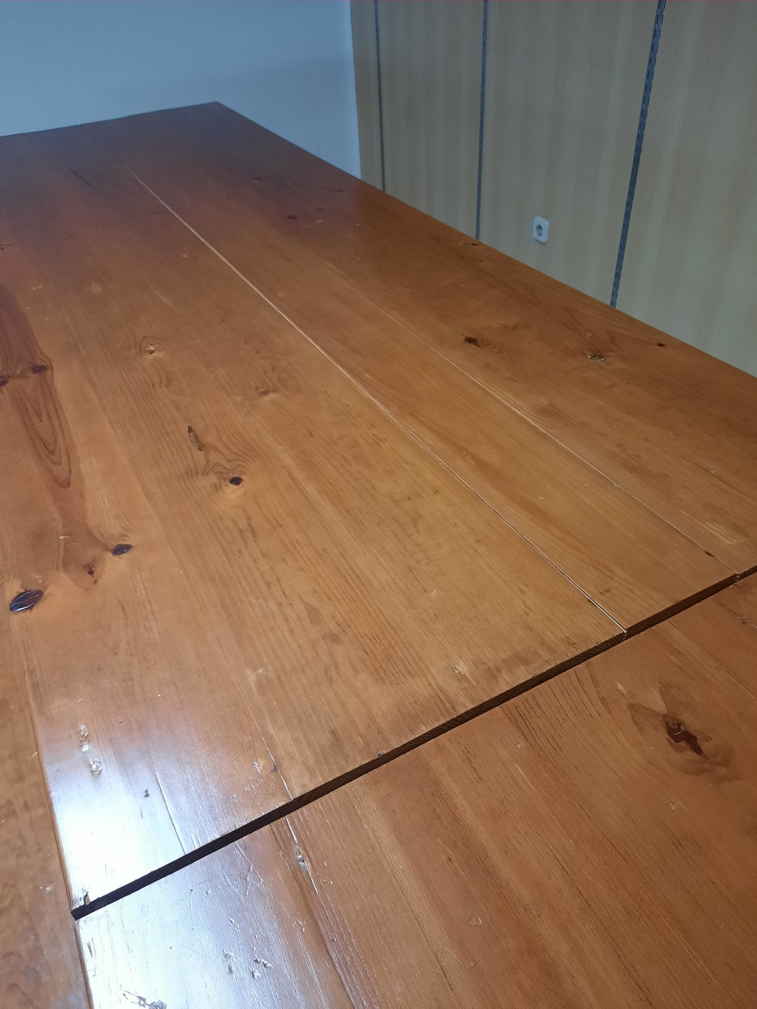 Mesa em madeira maciça