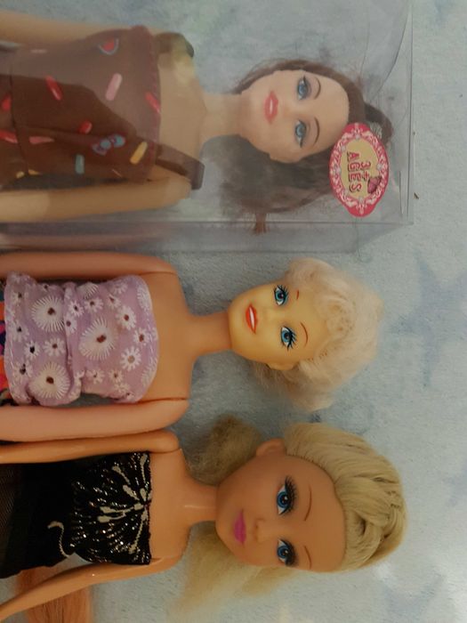 Trzy lalki barbie w dobrym stanie