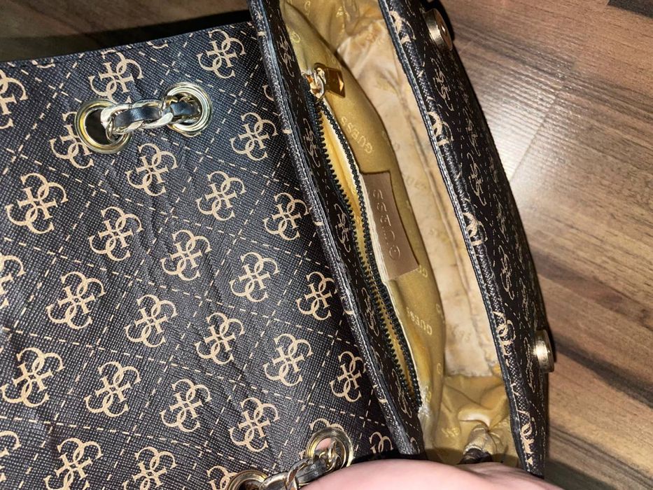 Стильна сумка Guess