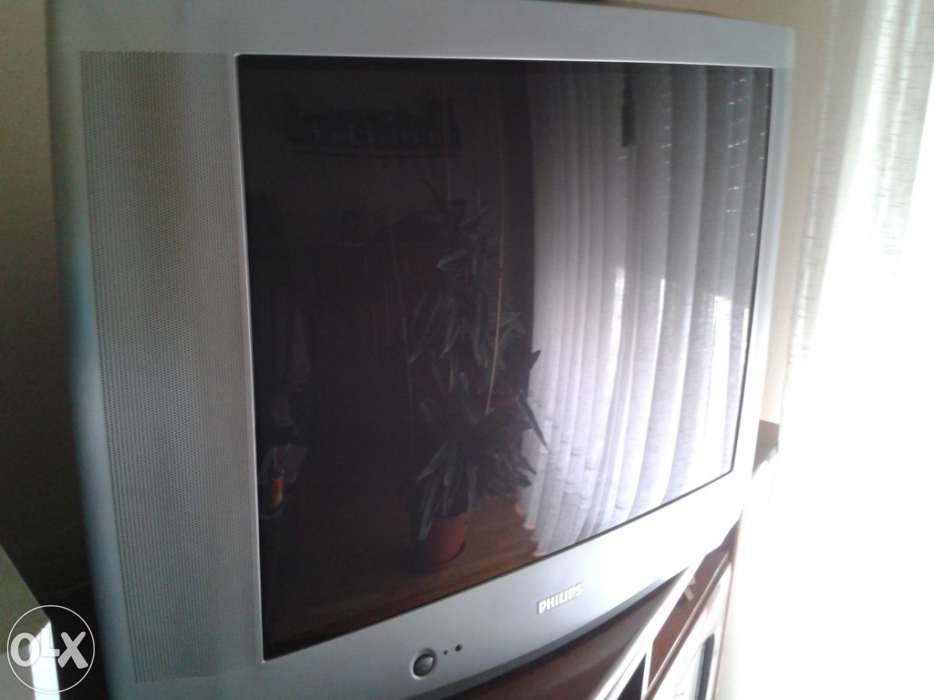 Televisor de 72cm , Philips com comando, tem 2 scarts.