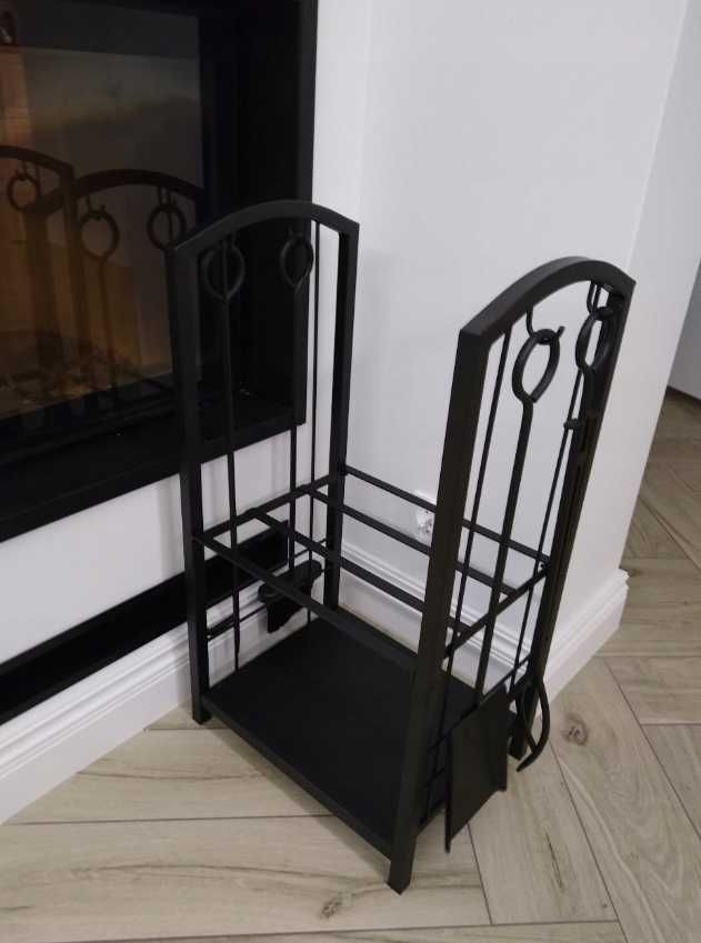 Stylowy stojak na drewno metalowy kolor czarny do tego akcesoria
