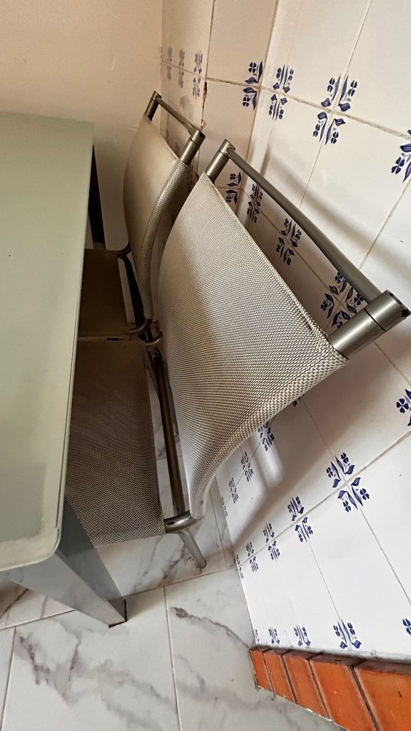 Mesa de jantar com 4 cadeiras