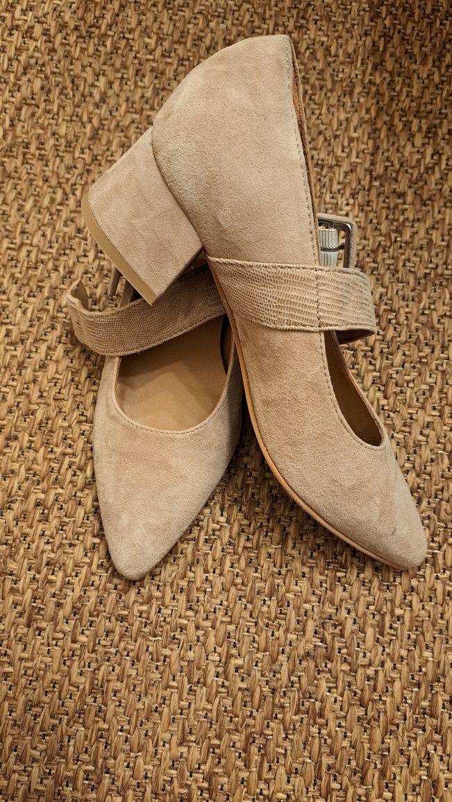 Sapatos nobuco beije fechados com fivela