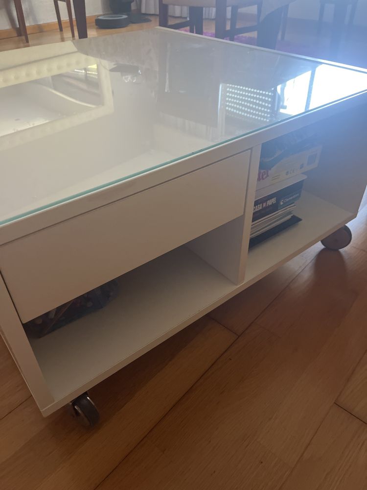 Mesa branca com rodas