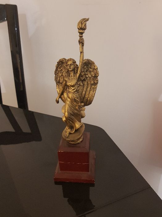 statuetka bogini zwycięsta z olimpijskim zniczem