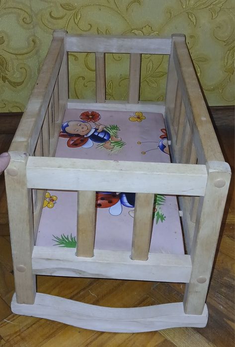 Дерев'яне іграшкове ліжечко