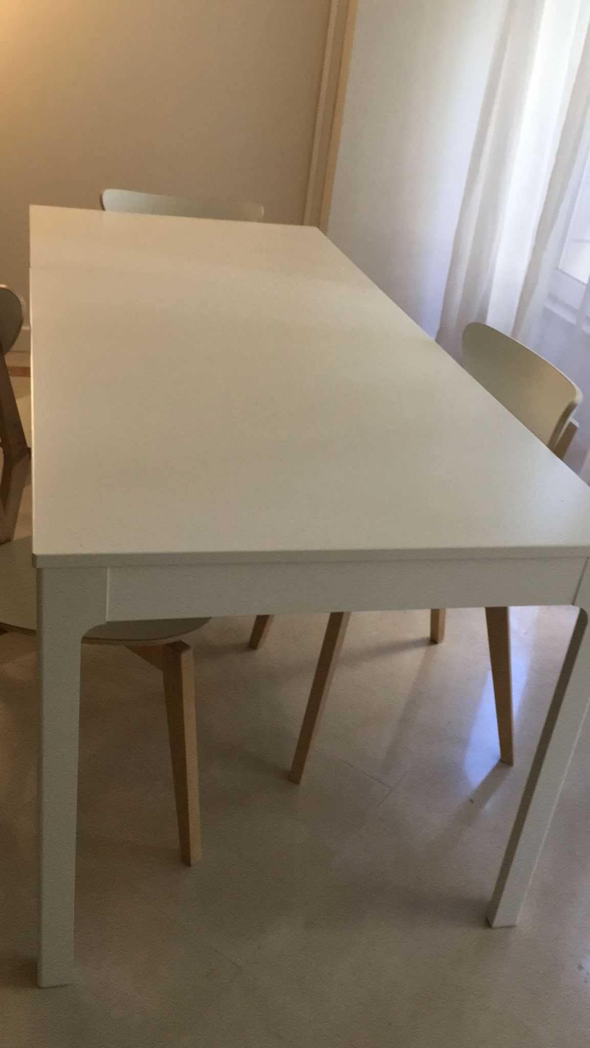 mesa de jantar extensível e quatro cadeiras