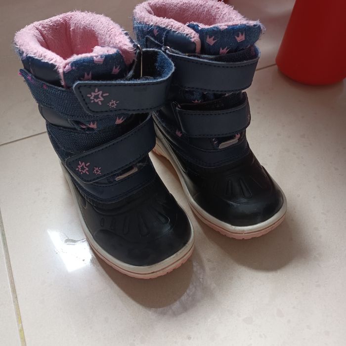 Sprzedam sniegowce w roz 25 dla dziewczynki.