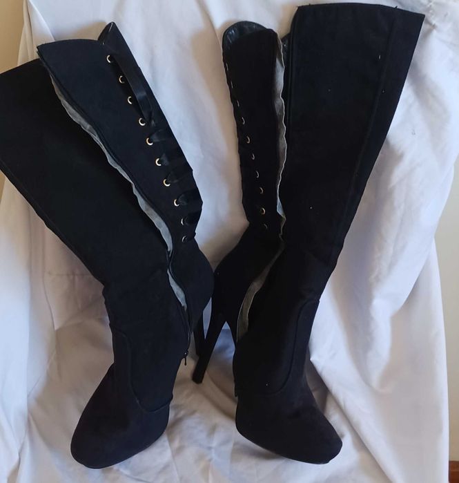 Botas pretas alta, camurça
