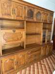 Movel estante com espaço de garrafeira.
