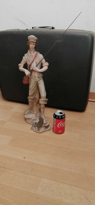 Estatueta Figura Pescador marfinite com 60 cm Alt. apresenta restauro