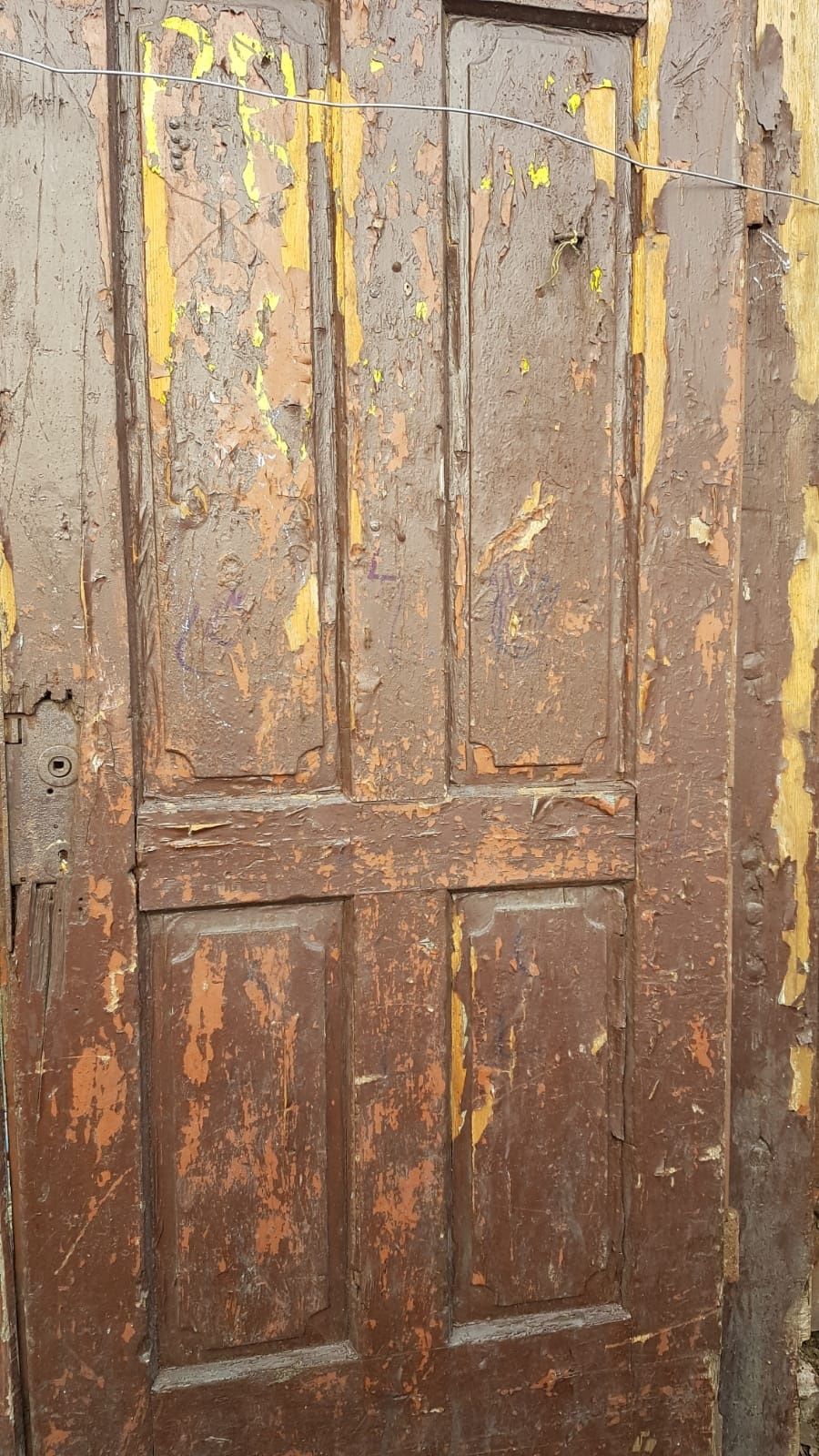 Stuletnie drzwi z drewna