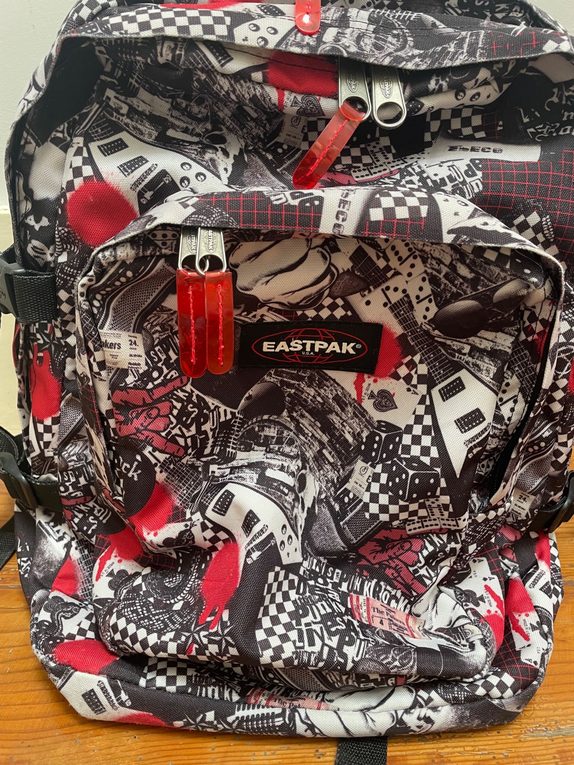 Mochila escolar de marca EASTPAK