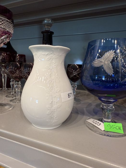 Wazon porcelanowy AK Kaiser biały z wzorem relify dekoracja 871
