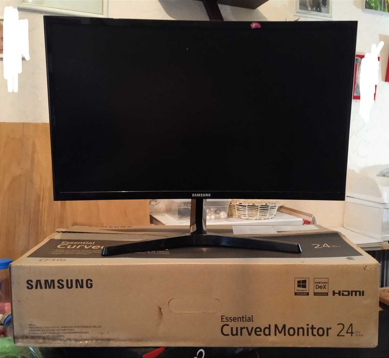 Вигнутий монітор для компьютера.