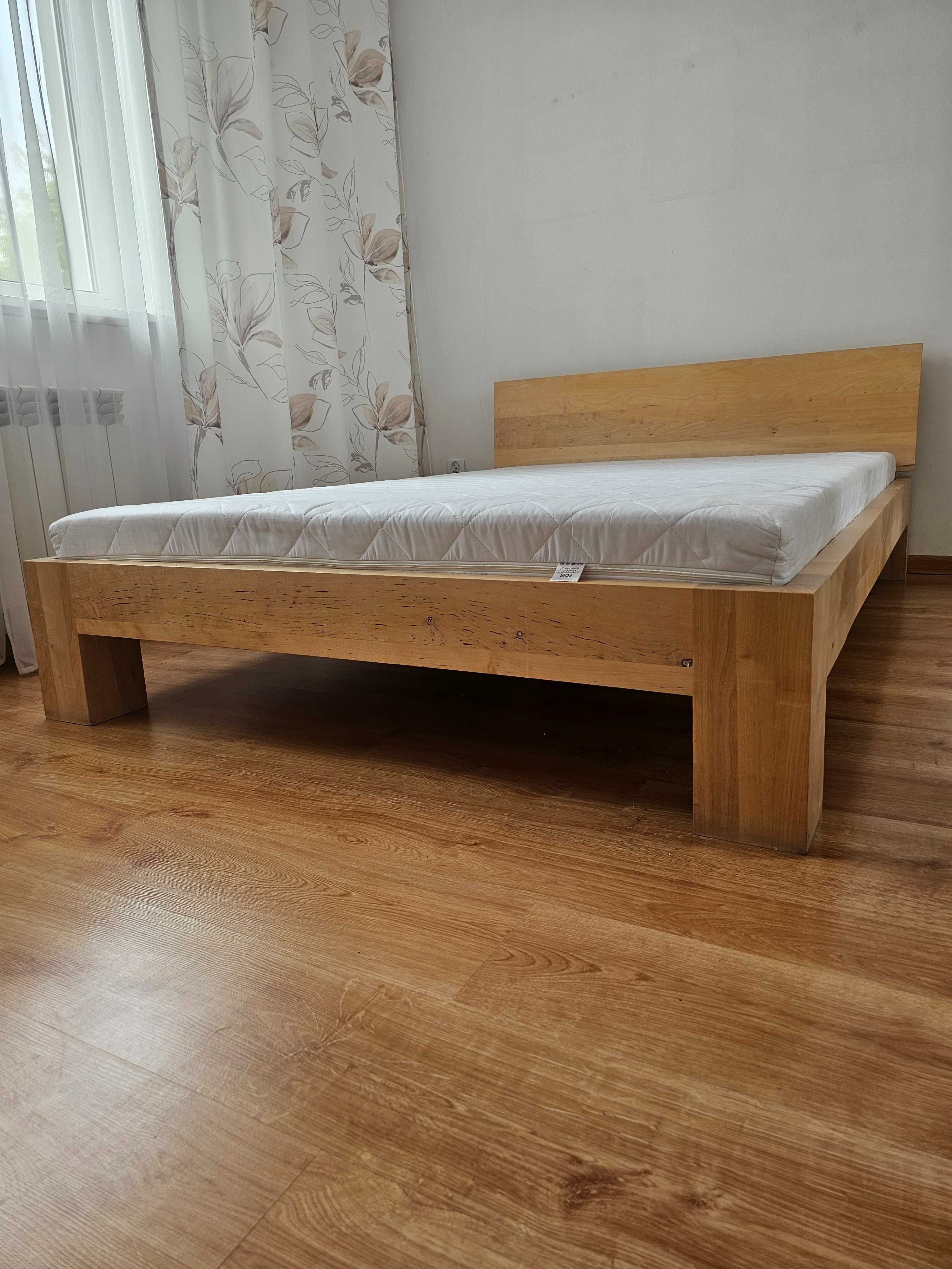 Sprzedam drewniane łóżko z materacem