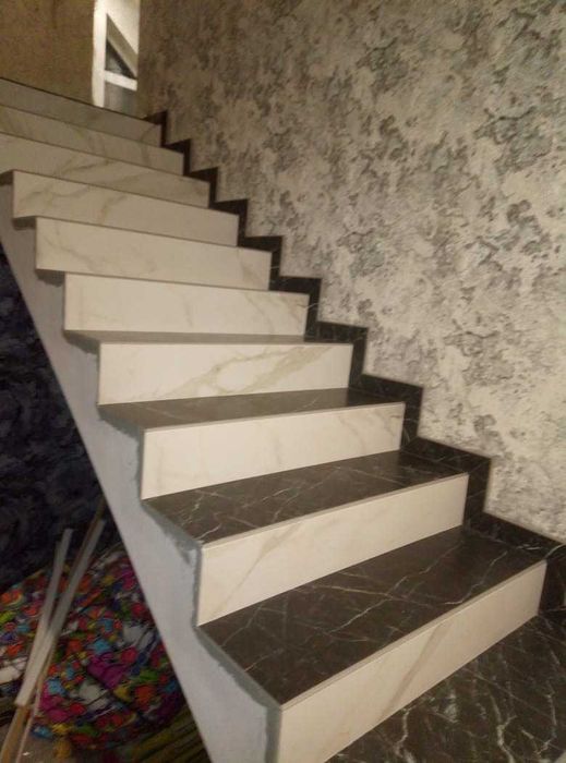 Czarne antypoślizgowe płytki na schody z żyłką 120x30 mrozoodporne