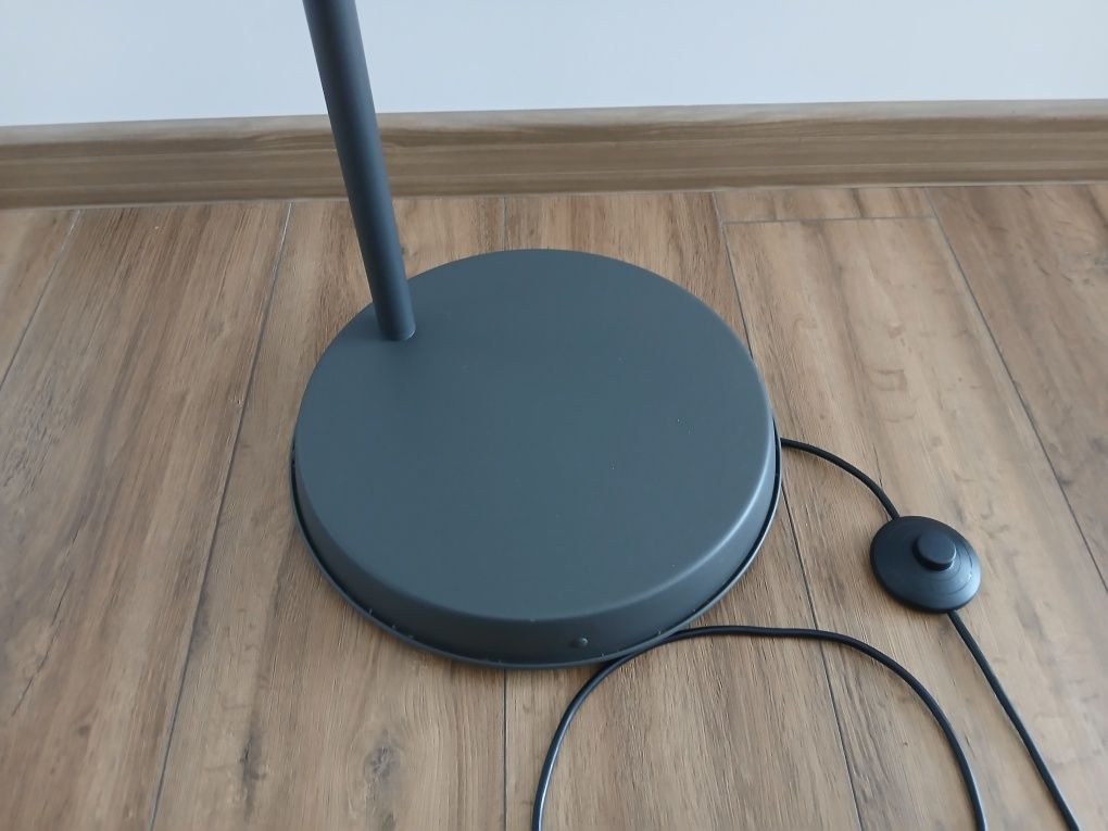 Lampa Hektar stojąca
