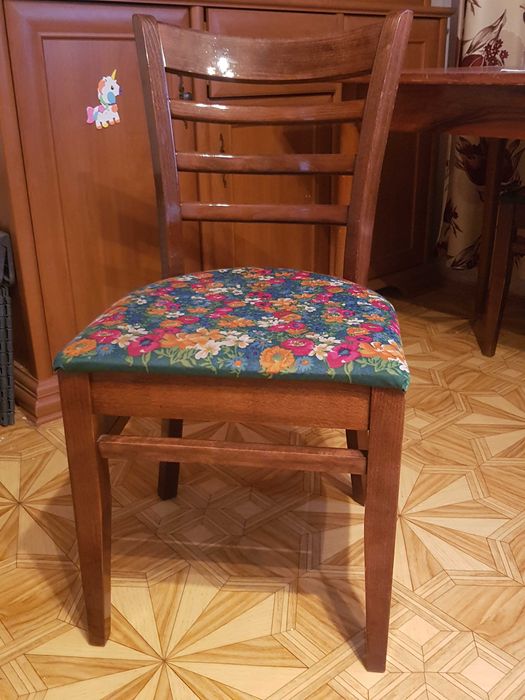Krzesła drewniane do salonu, 4 szt, cena za jedno krzesło