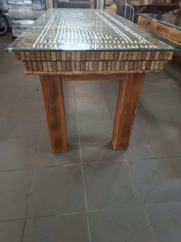 Mesa Única em Rolhas, para Sala ou Cozinha