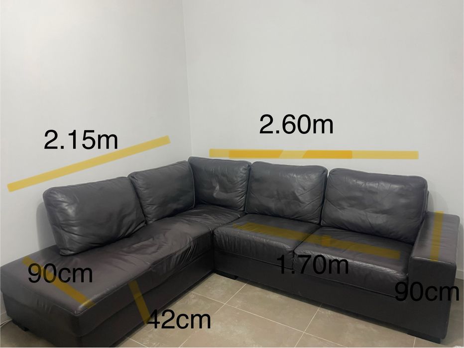 Sofá Chaise Long Eritz em Pele Preta – Confortável e em Bom Estado