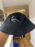 Chapéu bucket hat preto Karl Kani