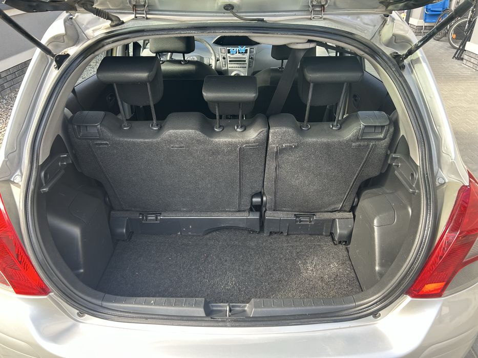 Toyota Yaris srebrne