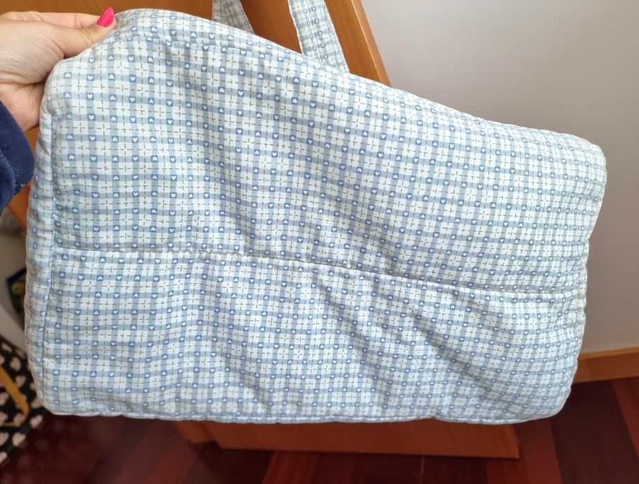 Mala de maternidade em tons de branco e azul