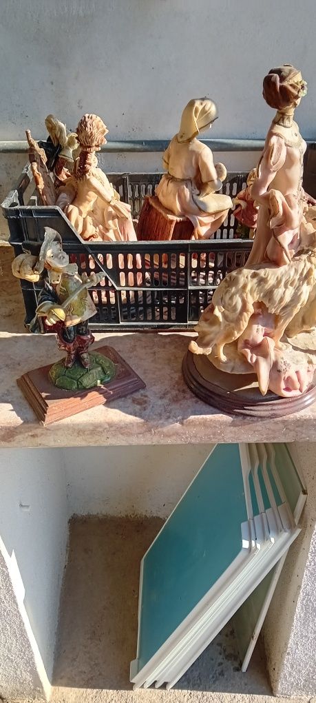 Figuras em louça tipo marfinite