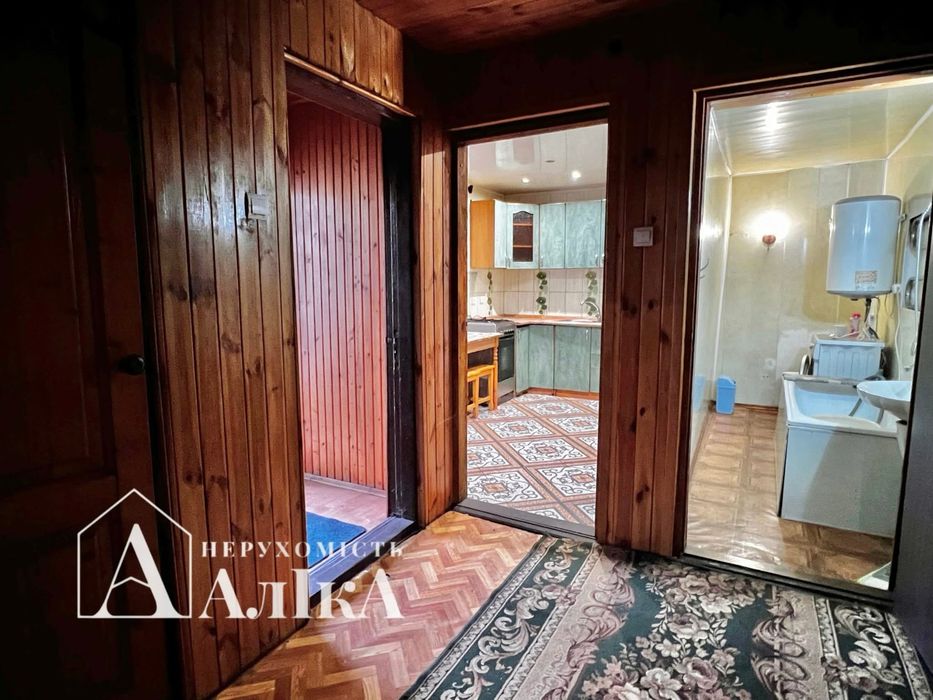 Продам частину будинку з власним двором