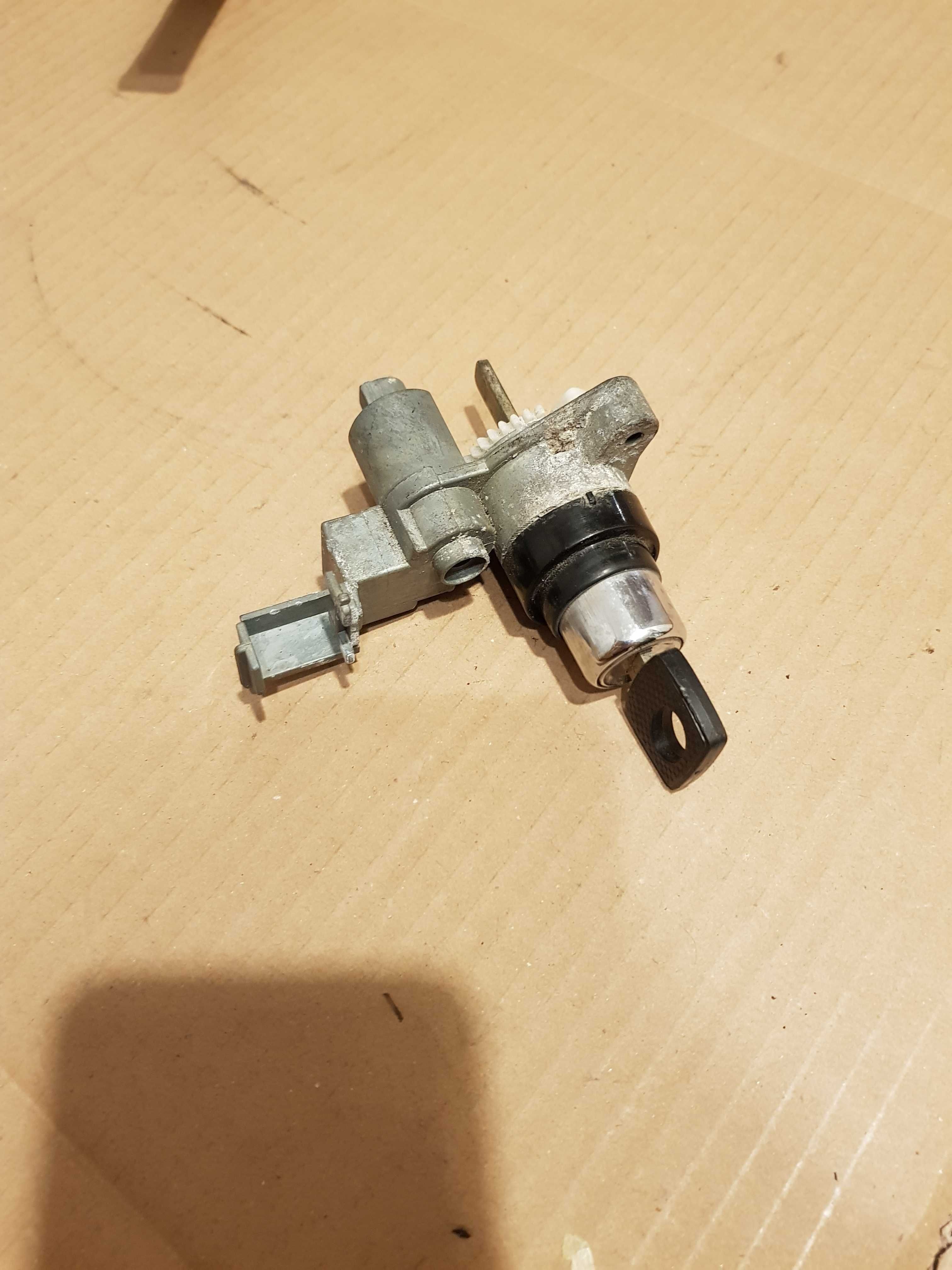 Wkładka z kluczykiem klapy bagażnika mercedes w124 kombi