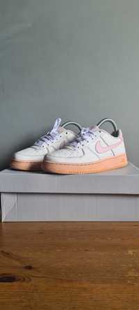 Białe buty marki Nike Air Force One w rozmiarze 38