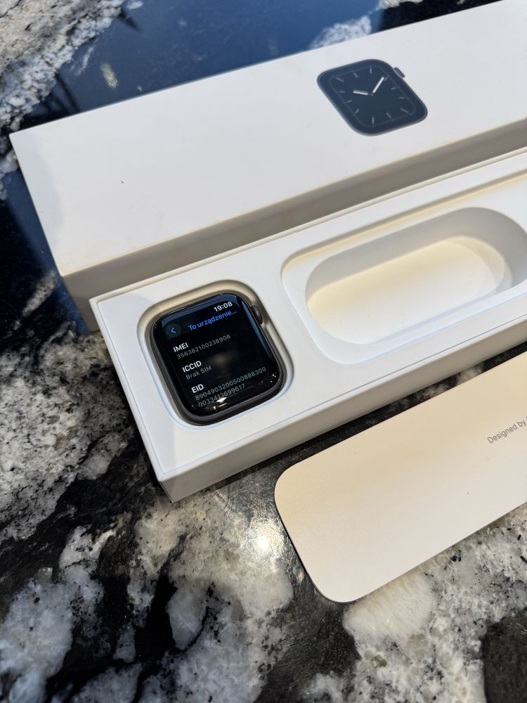 Apple Watch Series 5, 44mm + Nowa Ładowarka.