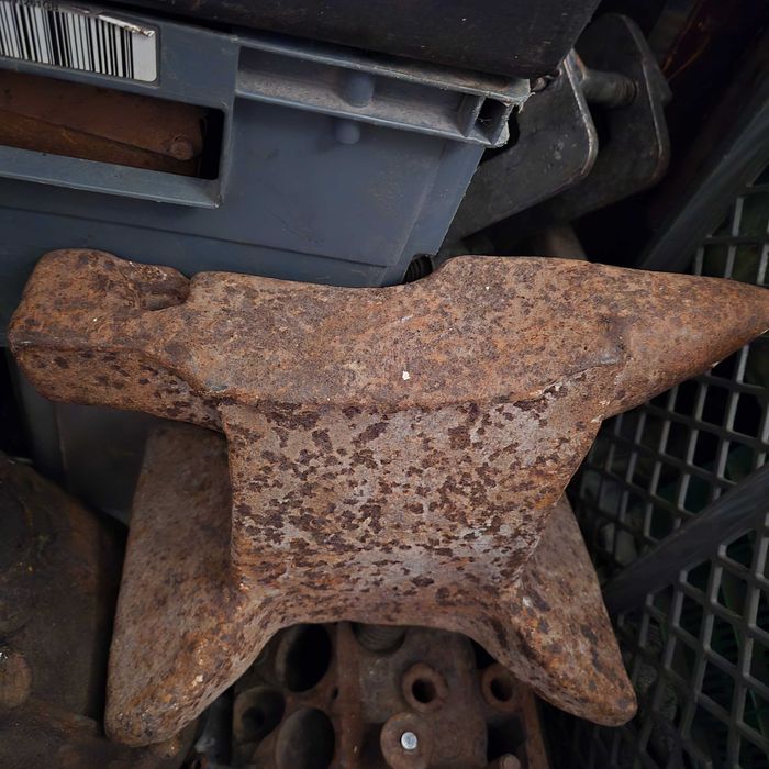 Kowadło stare masywne