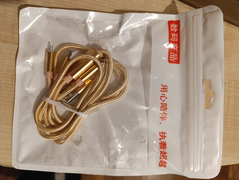 Кабель для зарядки трьох телефонів одночасно