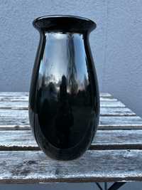 Czarny ceramiczny wazon