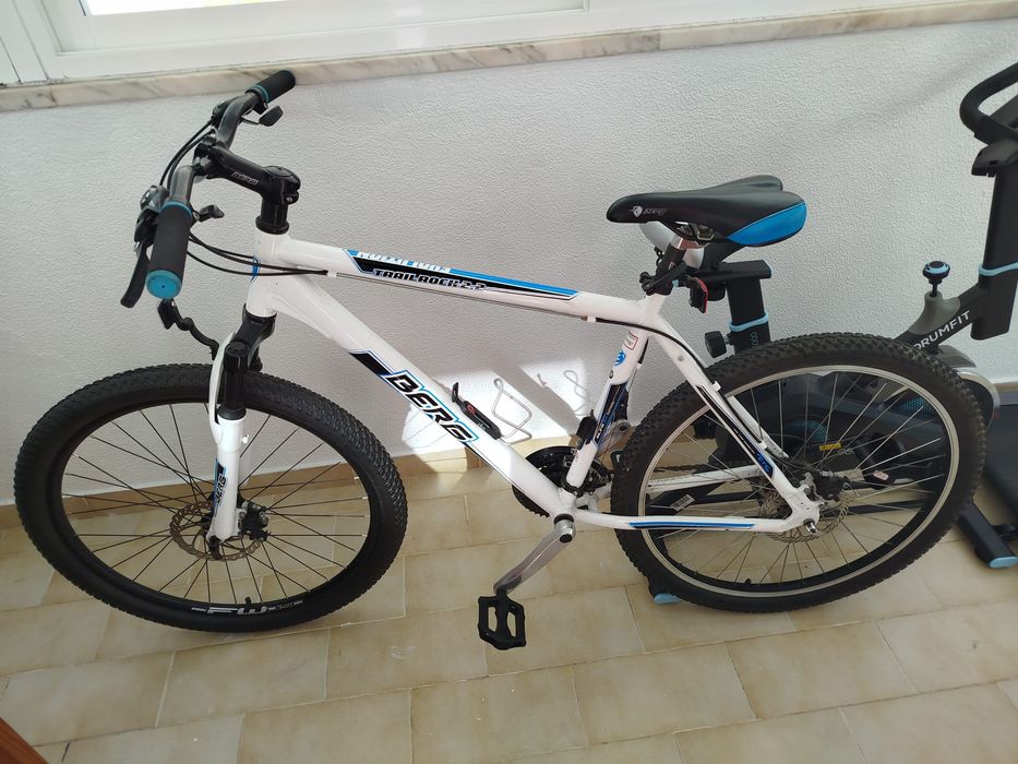 Bicicleta está como nova bem pouco uso...