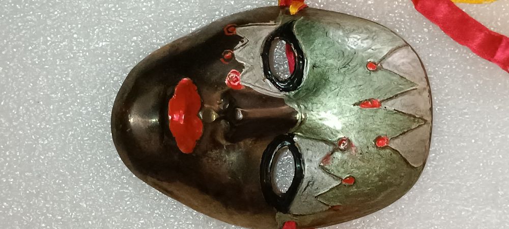 Antiga máscara italiana em cloisonné