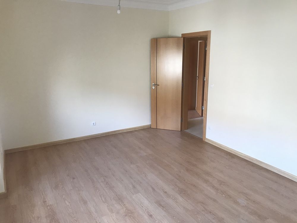 Quarto em apartamento T2 na Amadora